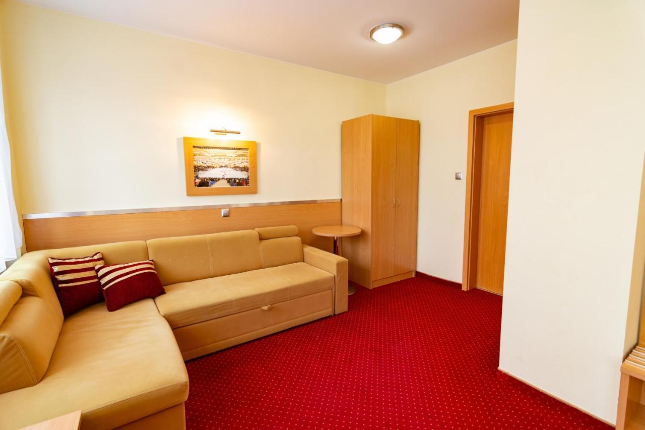 Hotel Dom Sportowca Blonie - Mosir Sanok Exterior foto